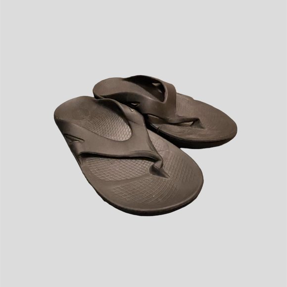 OOfos size 10 men and size 12 women black main image 10